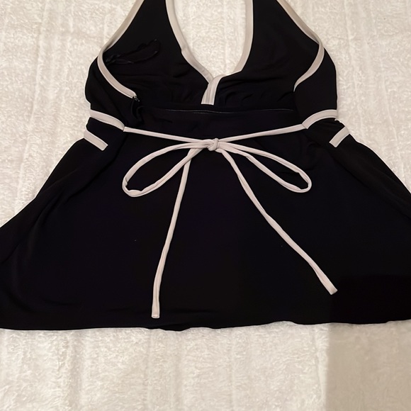 NY&Co blk halter top with white stripes & a white string closure for sizing - Picture 4 of 9